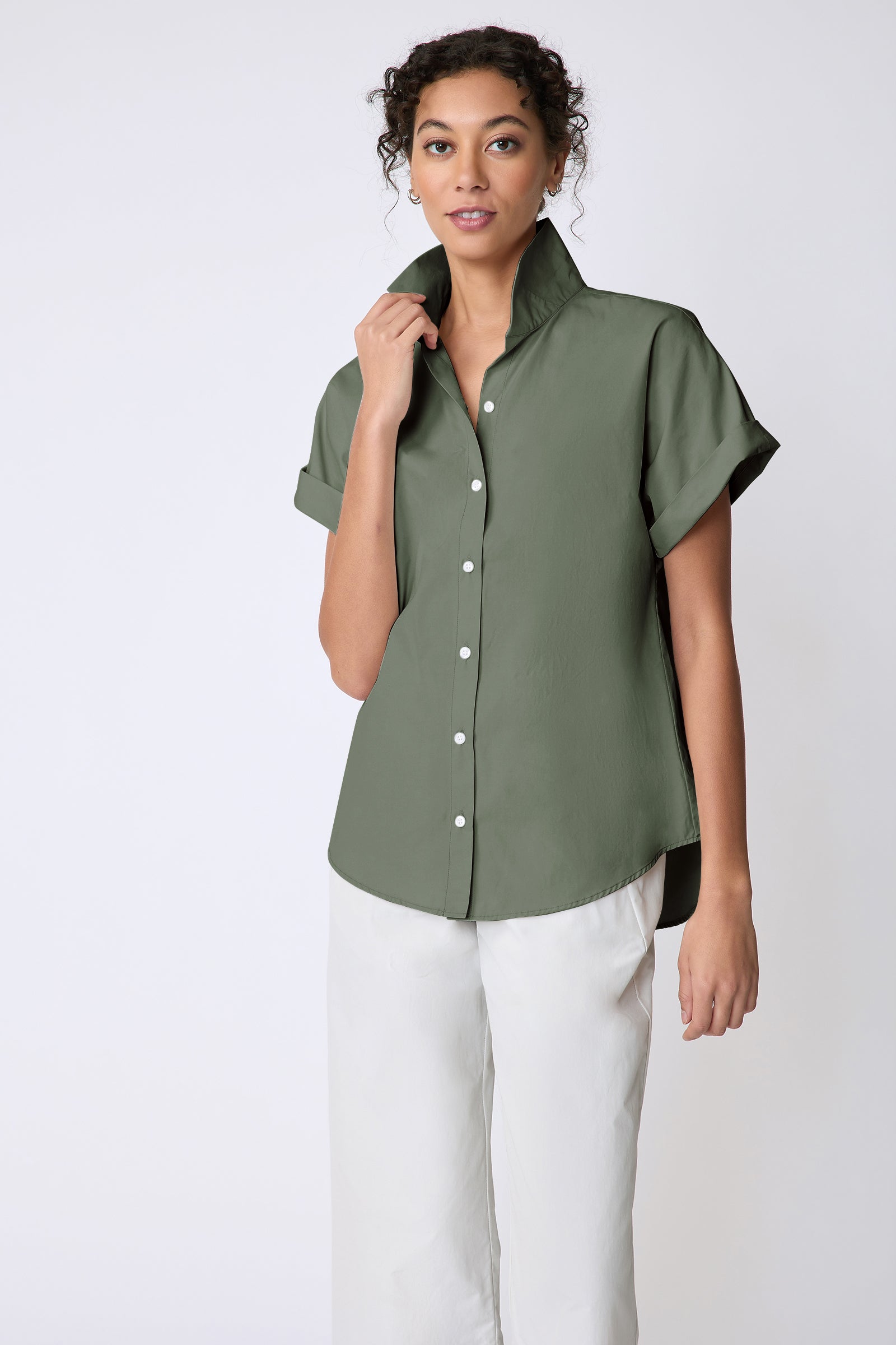 Kal Rieman Ali Kimono Top in Italian broadcloth color cactus on model front view holding collar