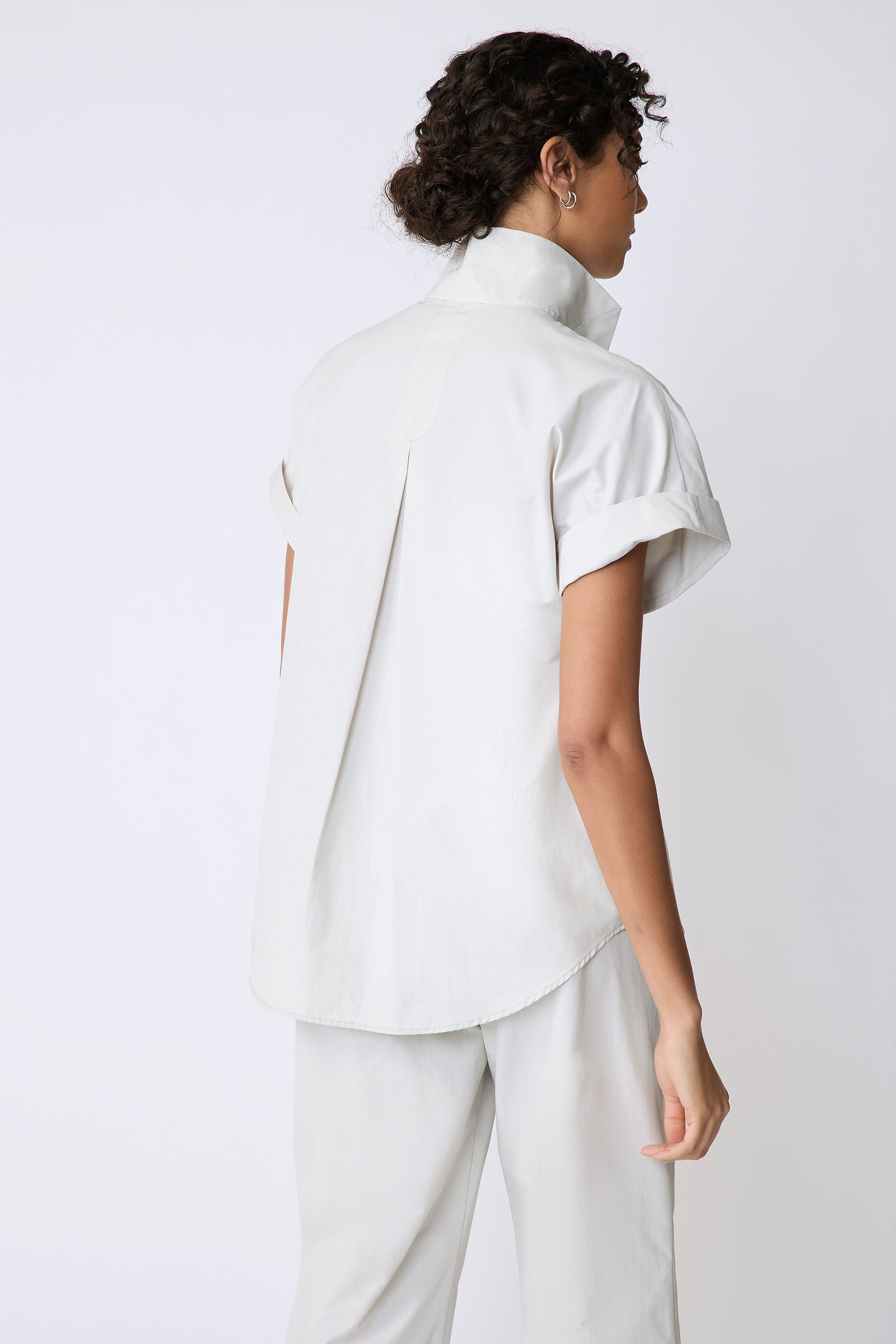 Kal Rieman Ali Kimono Top in Italian broadcloth color stone on model front view holding collar