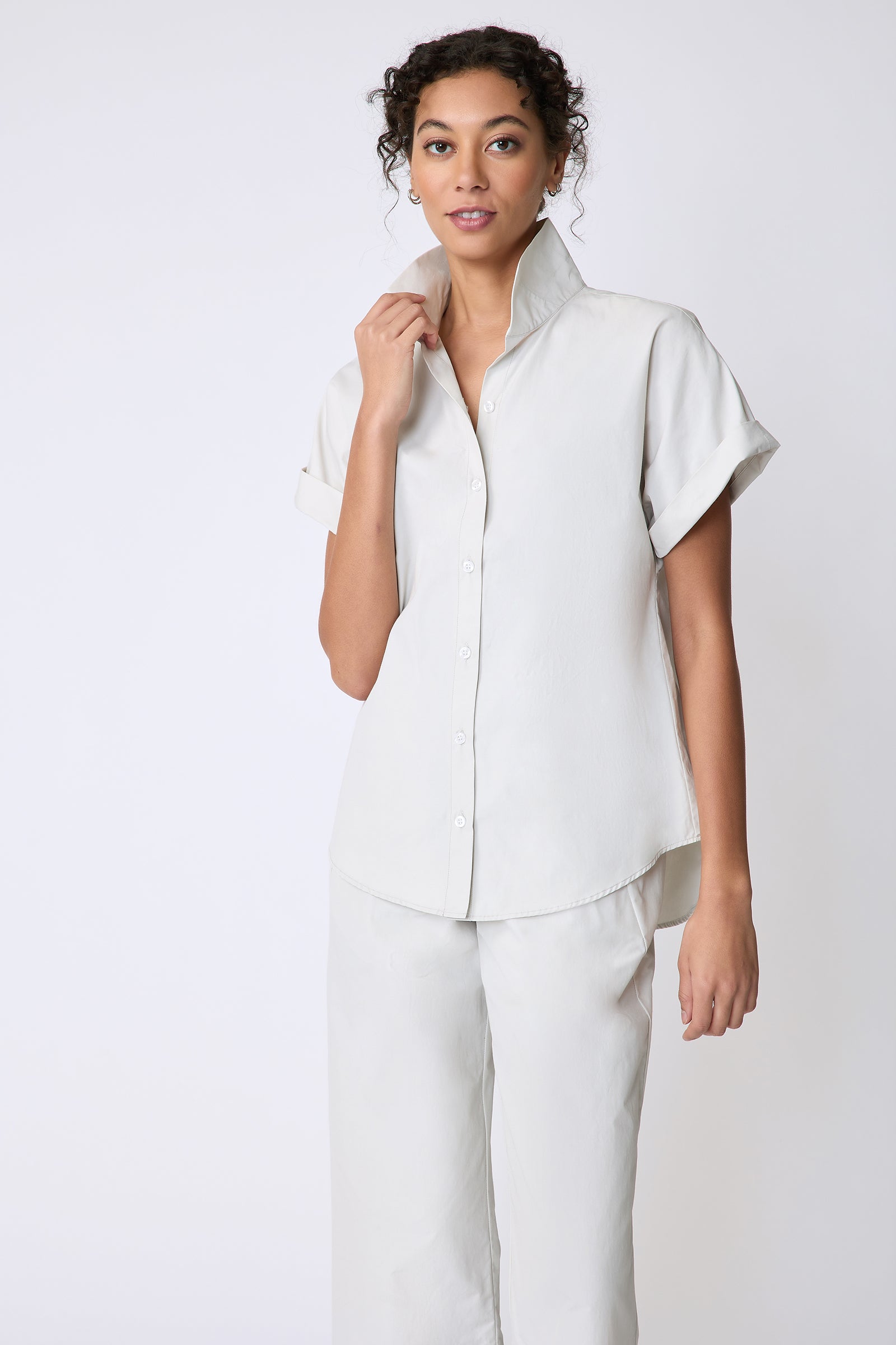 Kal Rieman Ali Kimono Top in Italian broadcloth color stone on model front view holding collar