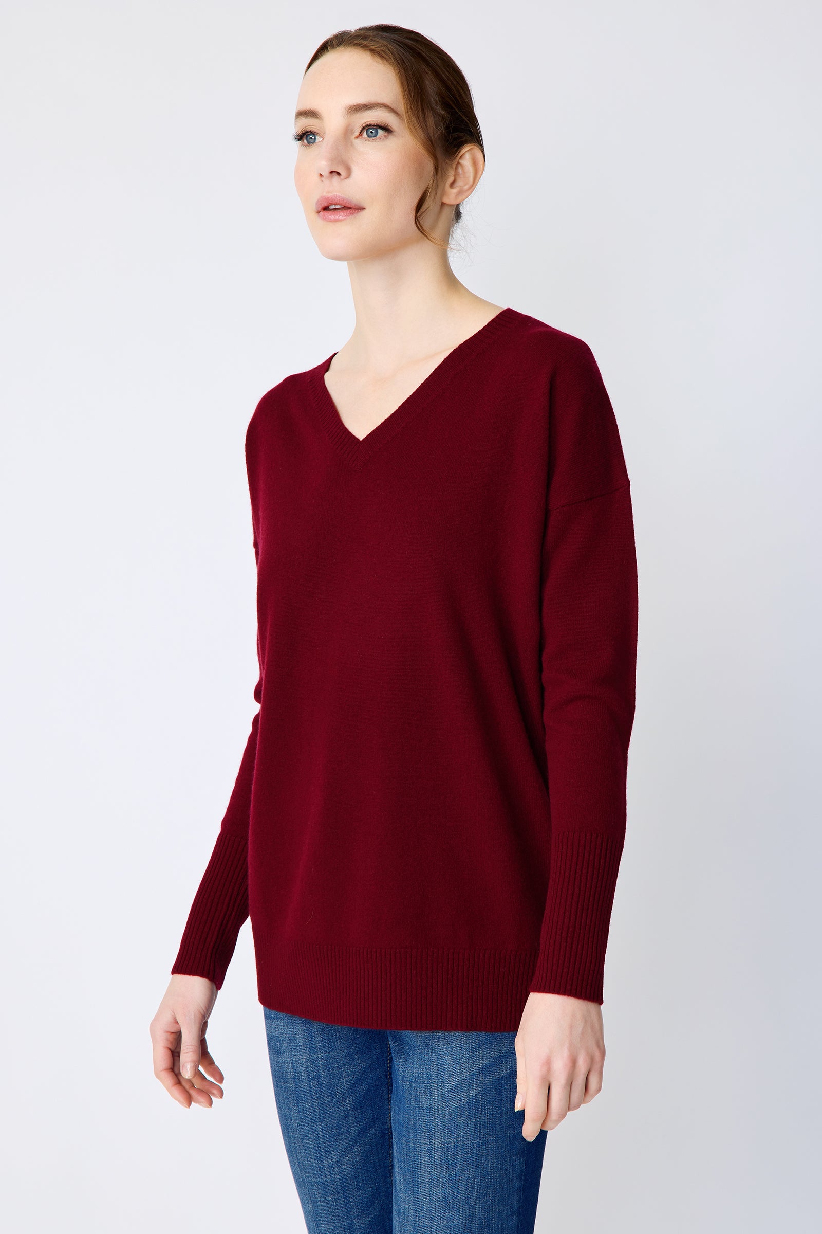 Kal Rieman Cashmere Vneck in bordeaux on model side view