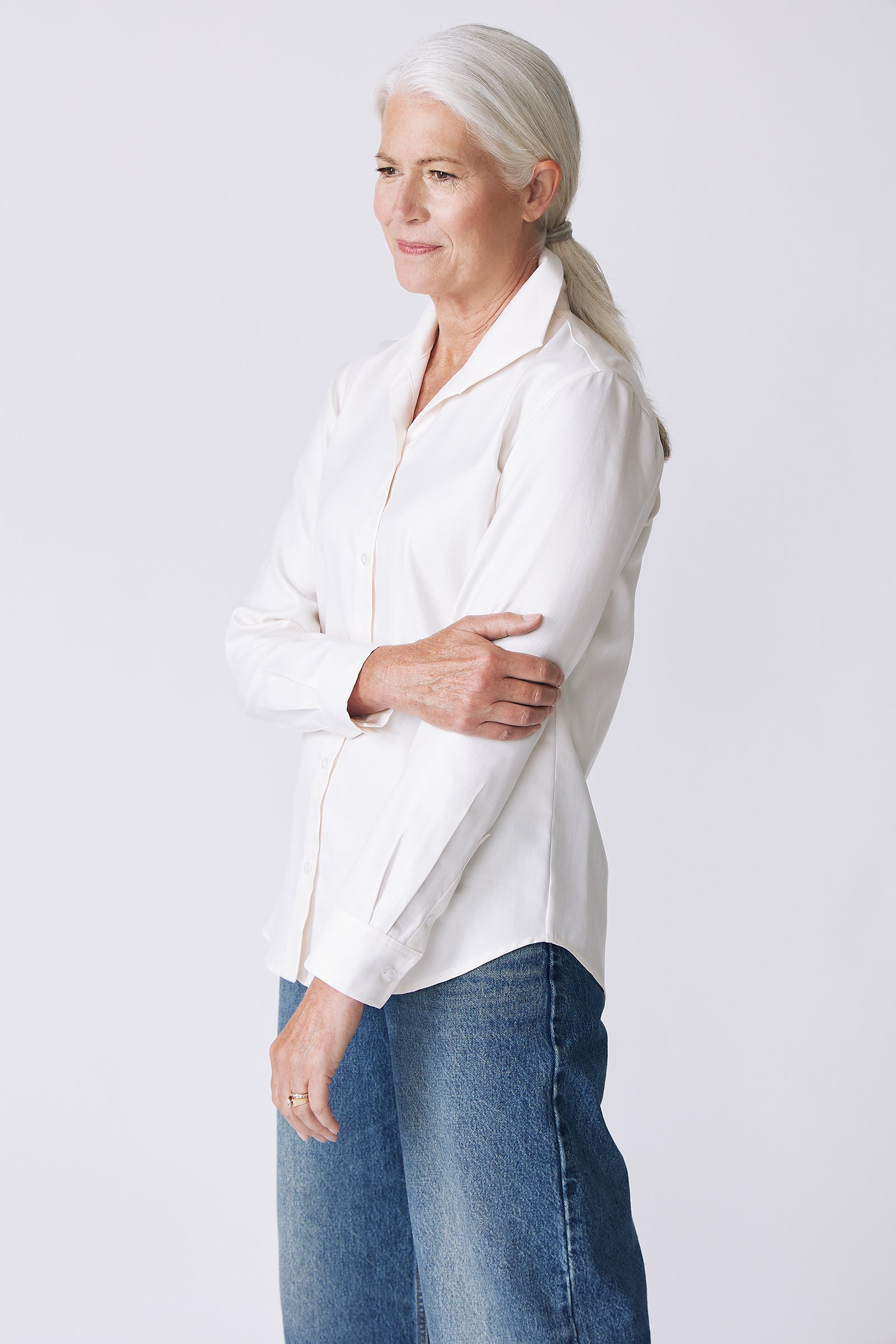 Kal Rieman Ginna Box Pleat Shirt in Ivory fine herringbone on model side view detail holding arm