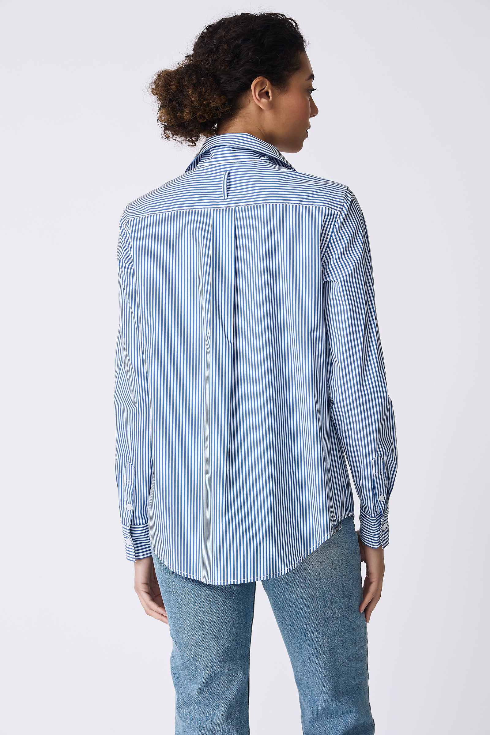 Kal Rieman image of the Ginna Box Pleat Shirt in Miami Stripe Blue on model looking right full front view