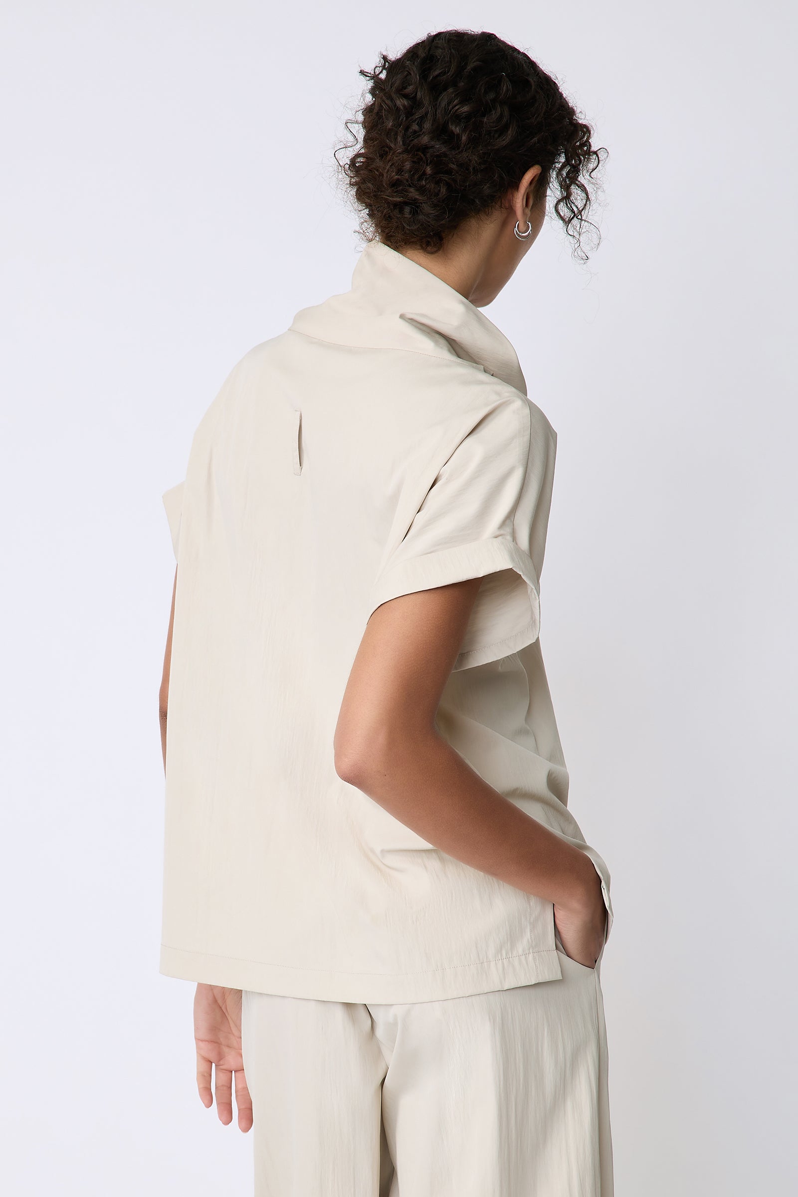 Kal Rieman Maggie Top in Typewriter Cloth khaki on model back view hand in pocket
