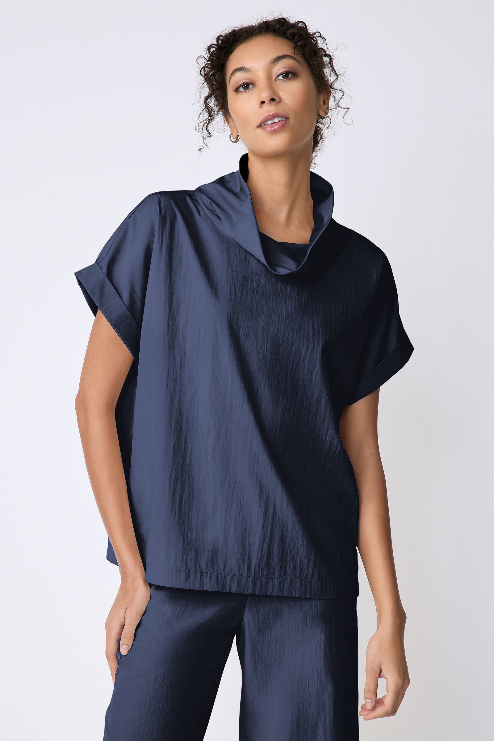 Kal Rieman Maggie Top in Typewriter Cloth navy on model front view hand on leg