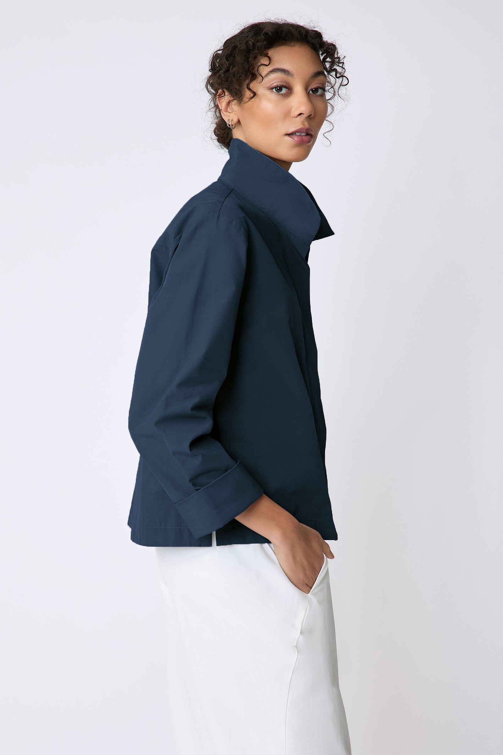 Peggy jacket in Italian Broadcloth in color summernavy on side view hands in pockets