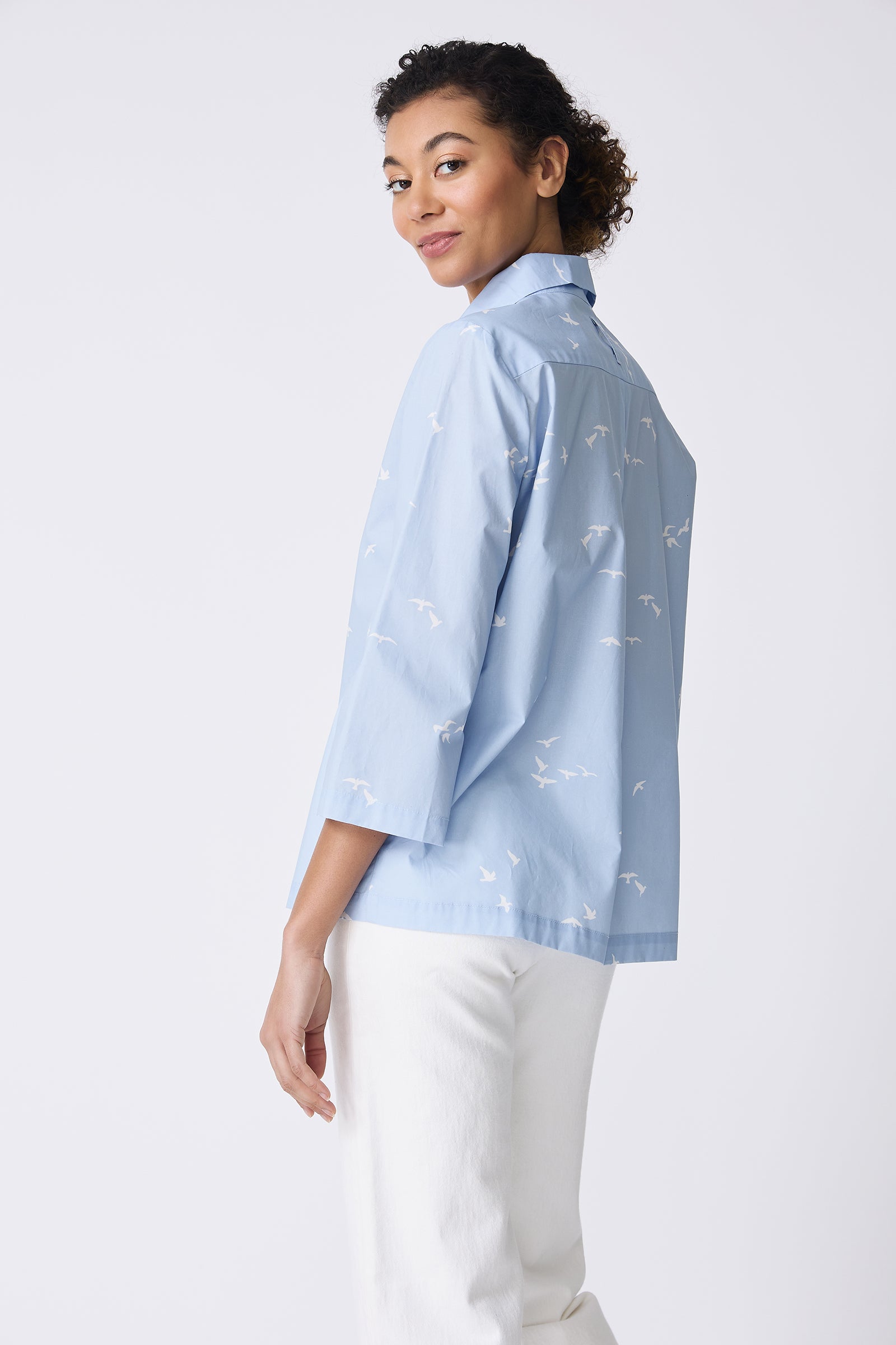 Kal Rieman 3/4 Sleeve Ginna Shirt in Oxford Blue Bird Print on model back view