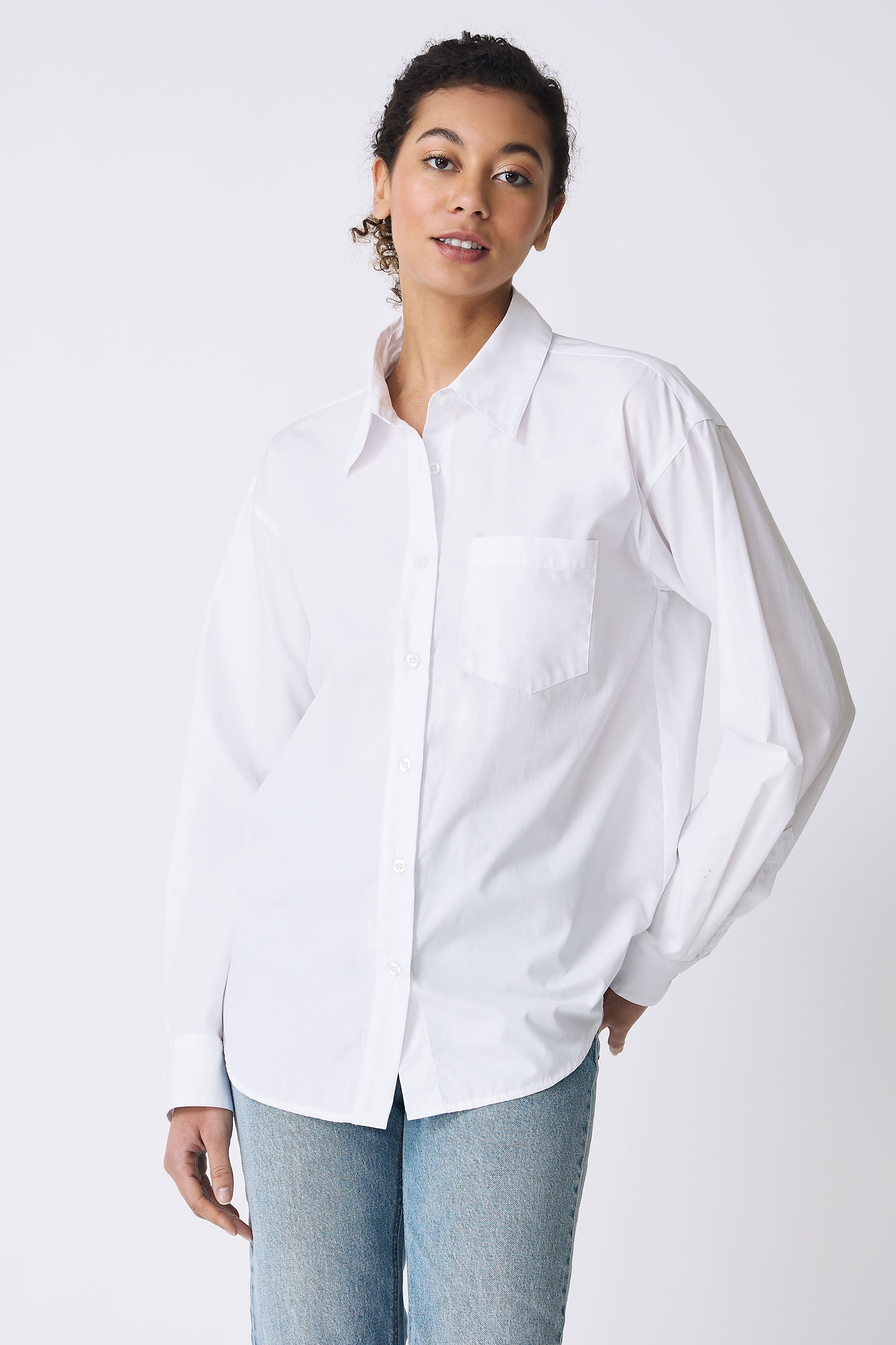 Kal Rieman Joni Boyfriend Shirt in White Poplin on model with hand in back pocket