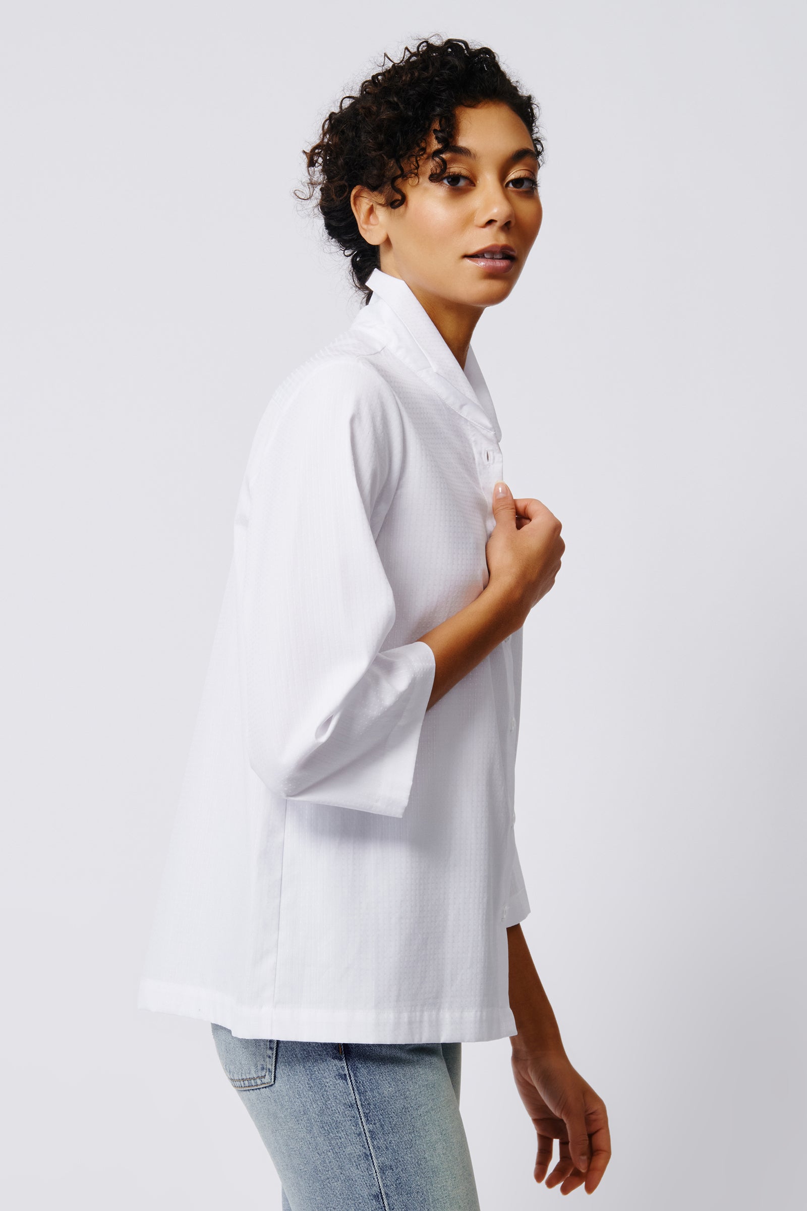 Kal Rieman 3/4 sleeve Ginna shirt in white stretch on model side view hands crossed