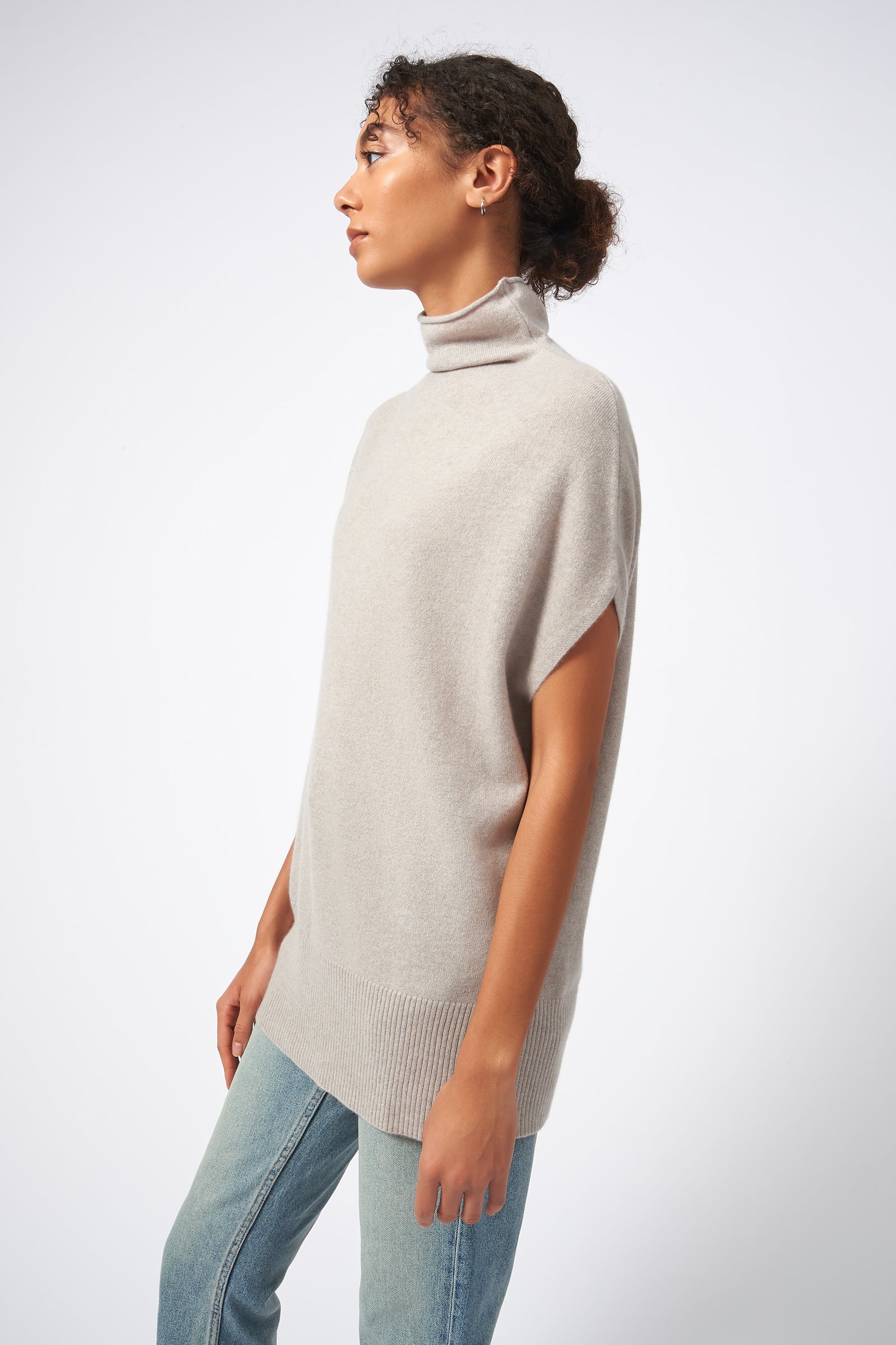 kal-rieman-cashmere-funnel-neck-in-agate-side-view-on model